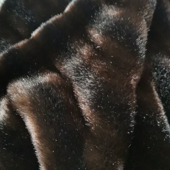 Dubrowsky & Perlbinder | Exclusively Styled by Tissavel France | Faux Fur - Picture 10 of 13